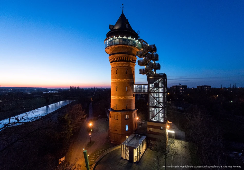 BS_26_4_AquariusWassermuseum_aquarius bei nacht guer.jpg