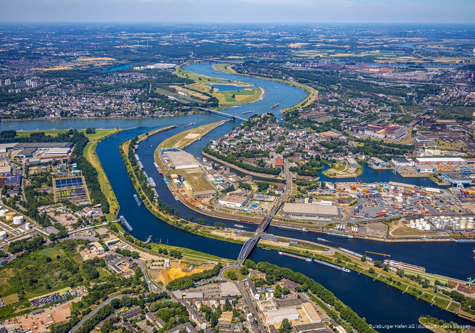 BS_25_6_BinnenschifffahrtsmuseumDU_Der-Duisburger-Hafen-2020_Copyright-Hans-Blossey-scaled.jpg