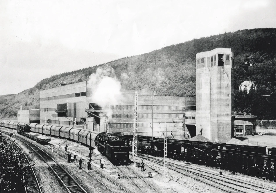 BS_B_RuhrSiegStrecke_Flotationsanlage Fa. Sachtleben mit Verladestation vor dem Bahnhof Meggen.jpg