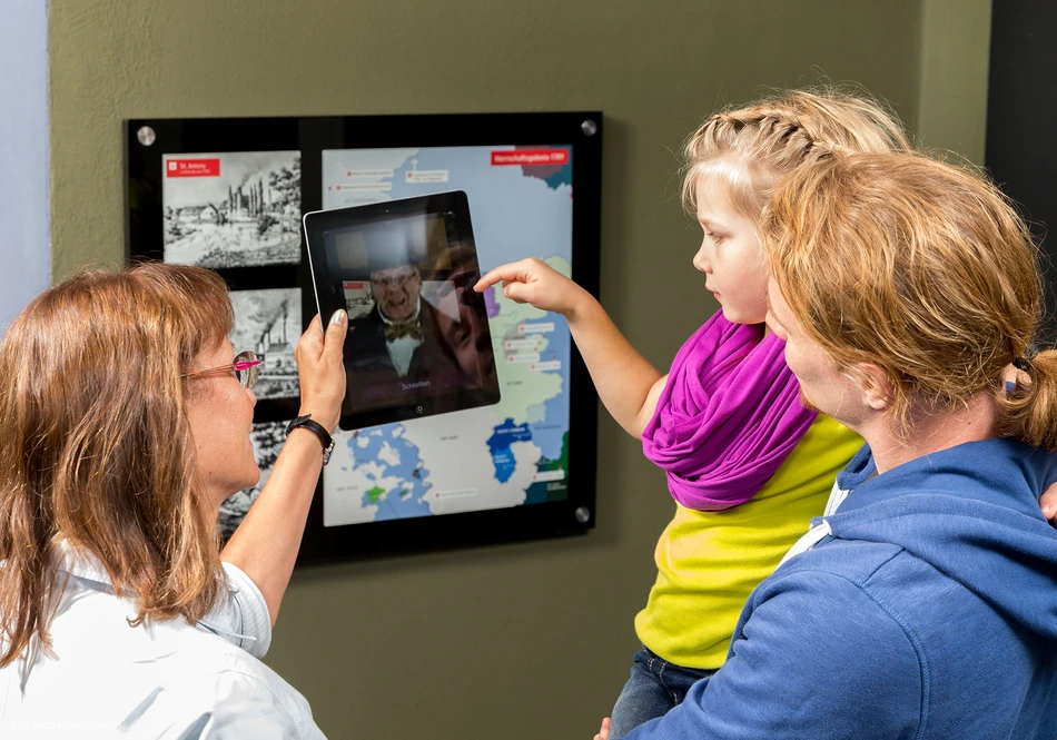 BS_12_6_IndustriemuseumAntonyhuette_MuseumsApp im Einsatz.jpg