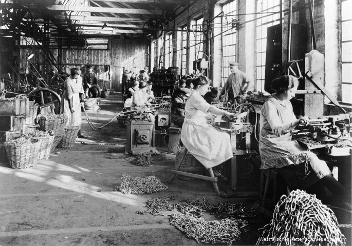 BS_18_3_KettenschmiedemuseumFroendenberg_Histo 6 Handschweisshalle FrauenTF41.jpg