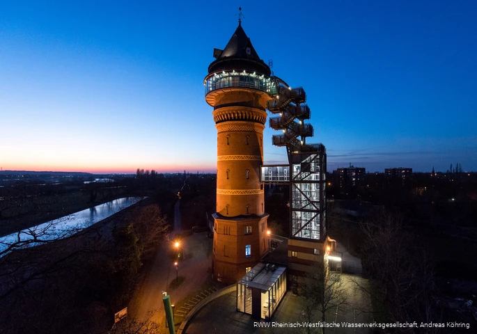 BS_26_4_AquariusWassermuseum_aquarius bei nacht guer.jpg