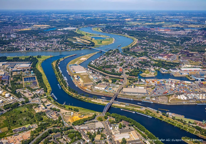 BS_25_6_BinnenschifffahrtsmuseumDU_Der-Duisburger-Hafen-2020_Copyright-Hans-Blossey-scaled.jpg