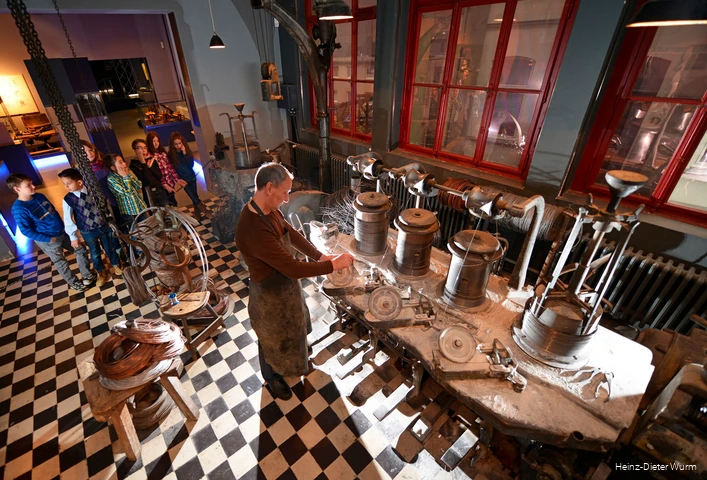 BS_21_6_Dt_DrahtmuseumAltena_Vorfuehrung der Drahtziehmaschinen.jpg