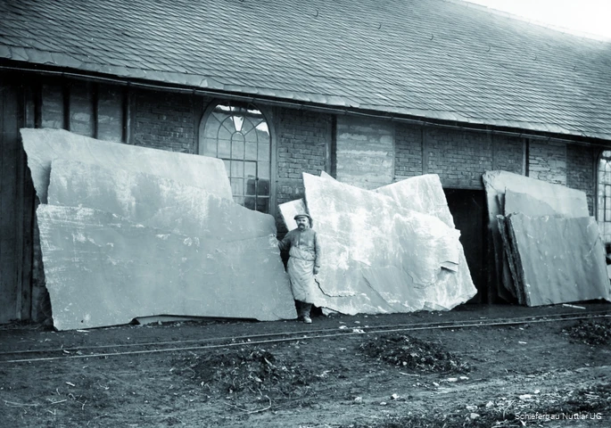 BS_8_3_SchieferbauNuttlar_Mann_vor_Platte.jpg