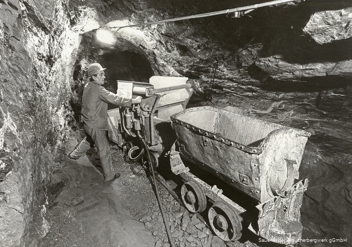 BS_7_2_BesucherbergwerkRamsbeck_Aldo Crose nach 1974_SBRA_Wurfschaufellader 01.jpg