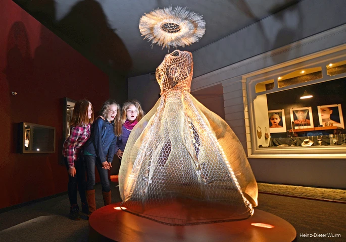 BS_21_4_Dt_DrahtmuseumAltena_Deutsches Drahtmuseum - 1 - Drahtkleid - Foto Heinz-Dieter Wurm.jpg