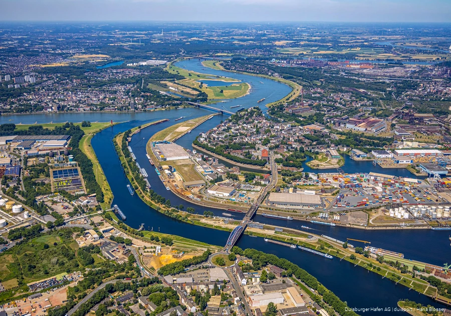 BS_25_6_BinnenschifffahrtsmuseumDU_Der-Duisburger-Hafen-2020_Copyright-Hans-Blossey-scaled.jpg