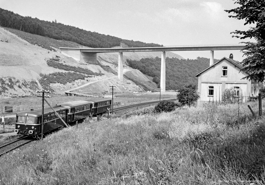 BS_F_1_Biggetalbahn_Todt,R_Todt,VT98To-Zugnördl Sondern Biggetal19620803_204668.jpg