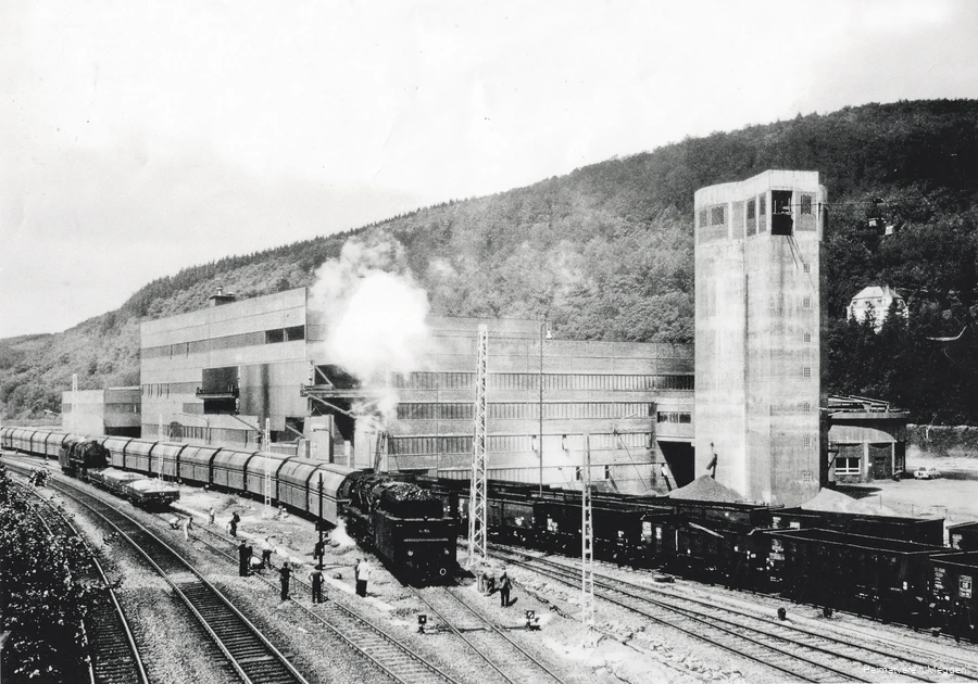 BS_B_RuhrSiegStrecke_Flotationsanlage Fa. Sachtleben mit Verladestation vor dem Bahnhof Meggen.jpg