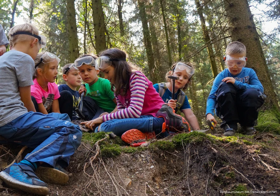 BS_9_6_BergbaumuseumAltenkirchenMineraliensuche-01_ Bergbaumuseum Sassenroth.jpg
