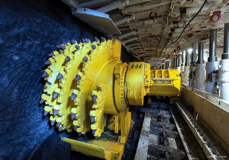 BS_2_3_Dt_Bergbaumuseum_Bochum_heute_walzenschraemlader-im-anschauungsbergwerk.jpg