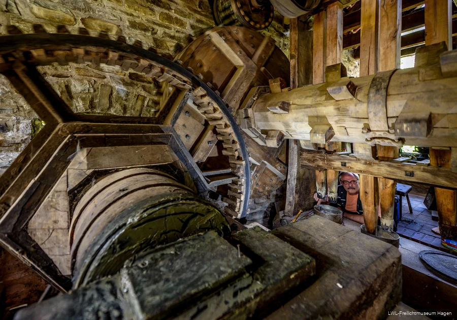 BS_17_6_FreilichtmuseumHagen_Ölmühle innen 2.jpg