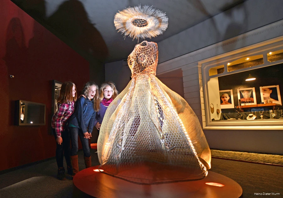 BS_21_4_Dt_DrahtmuseumAltena_Deutsches Drahtmuseum - 1 - Drahtkleid - Foto Heinz-Dieter Wurm.jpg